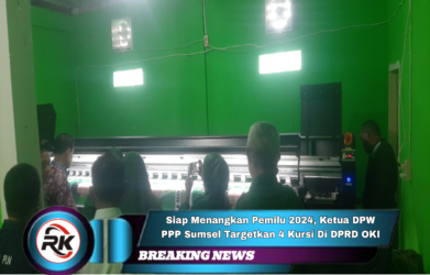 Ketua DPW PPP Sumsel, H. Agus Sutikno, SE., MM., MBA, saat memantau proses pembuatan banner di posko kemenangan PPP di Kabupaten OKI