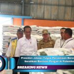 Presiden  Jokowi saat meninjau sekaligus menyerahkan bantuan pangan kepada KPM di Gudang Bulog Sukamaju, Kota Palembang, Provinsi Sumatra Selatan, Kamis (26/10/2023). Photo Dok : Sekretariat Kabinet RI, Radarkeadilan.com