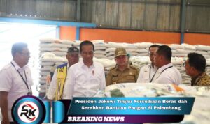 Presiden  Jokowi saat meninjau sekaligus menyerahkan bantuan pangan kepada KPM di Gudang Bulog Sukamaju, Kota Palembang, Provinsi Sumatra Selatan, Kamis (26/10/2023). Photo Dok : Sekretariat Kabinet RI, Radarkeadilan.com