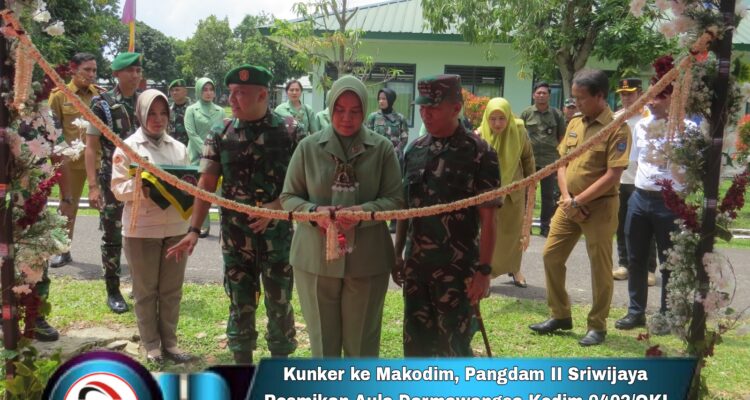Peresmian rumah dinas, penyerahan kunci dan Aula Darmawangsa Kodim 0402/OKI-OI, ditandai dengan pemotongan pita oleh Ketua persit KCK II/Sriwijaya Ny. Mila Yanuar Adil didampingi Pangdam II Sriwijaya Mayjen TNI Yanuar Adil bertempat di makodim 0402/OKI-OI. Selasa, (16/1/2024). Photo Dok : Kodim 0402/OKI-OI, Radarkeadilan.com