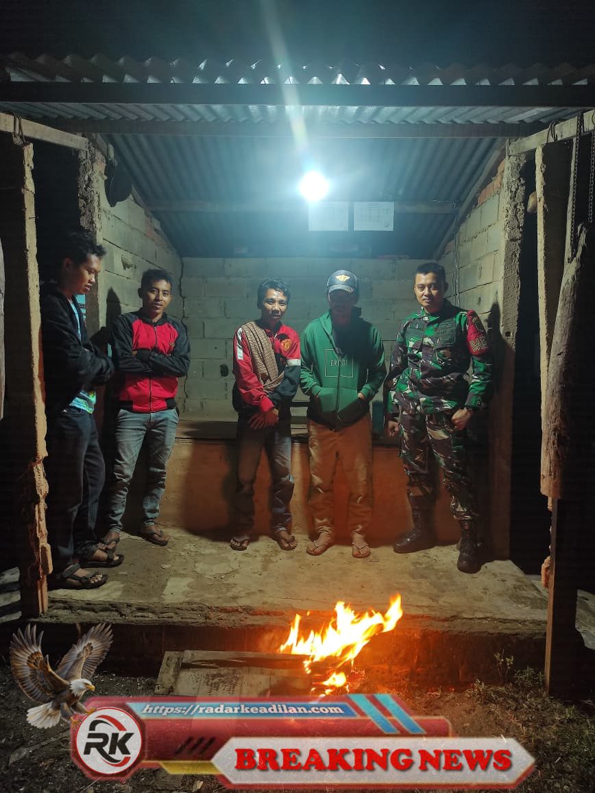 Sinergi TNI dan Warga Ogan Ilir, Jaga Malam dengan Siskamling di Desa Tanjung Agung