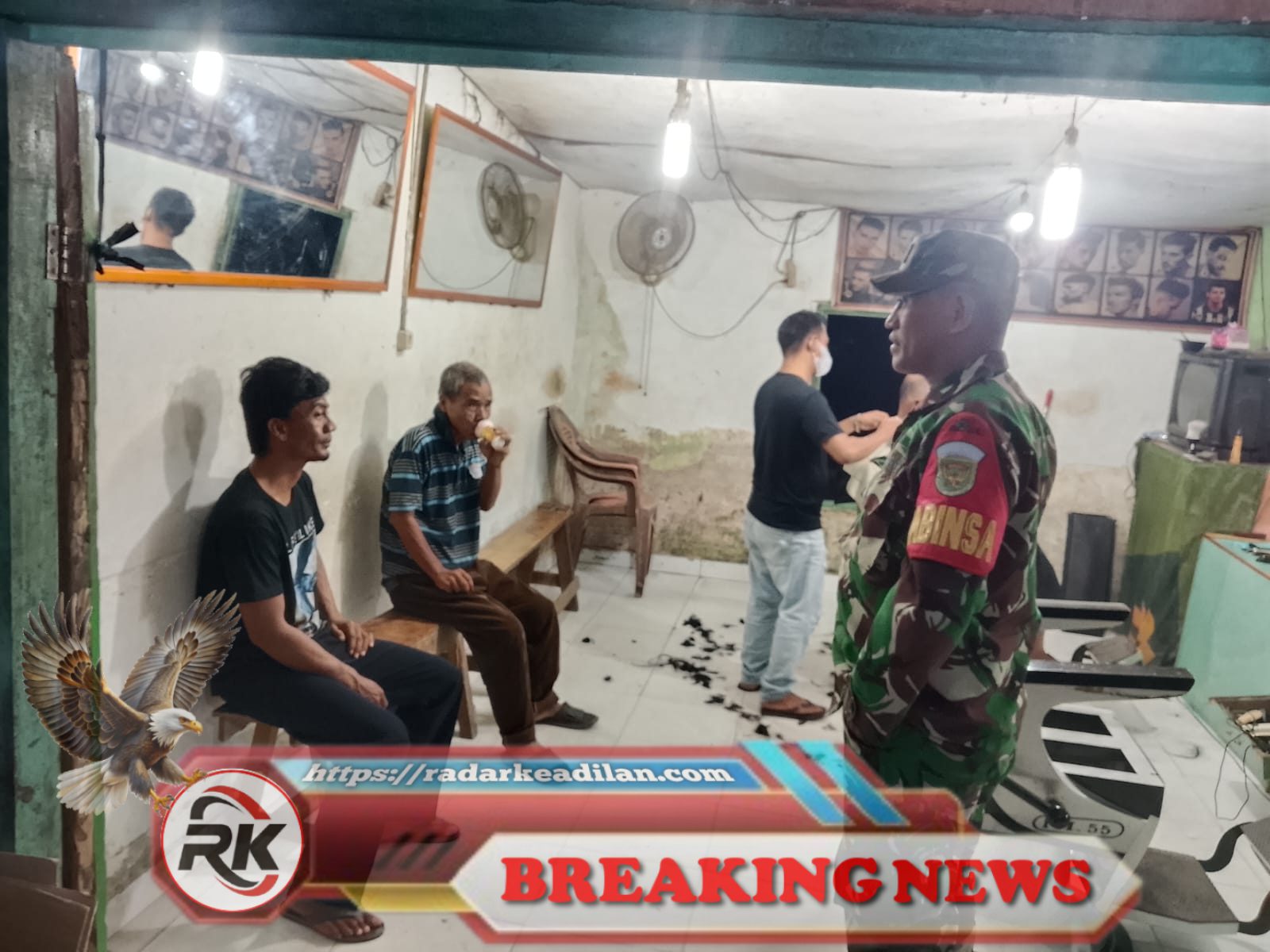 Babinsa Serda Hendri Wahyudi Gelar Patroli Siskamling Malam Bersama Masyarakat di OKI