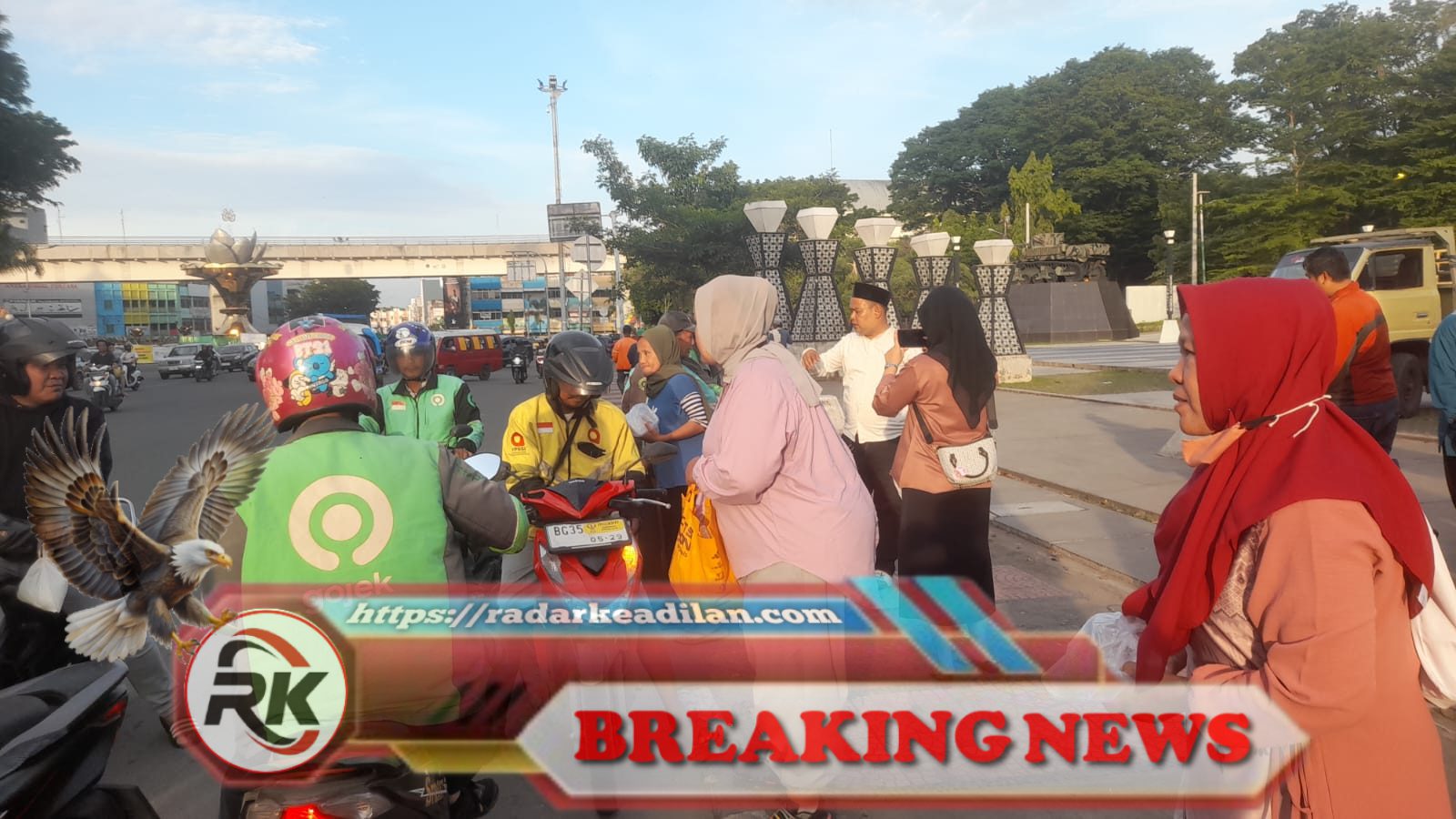 Forum Jurnalis Berbagi Bagikan 200 Paket Takjil di Depan Monpera Palembang Pada Bulan Ramadan 1447 Hijriah