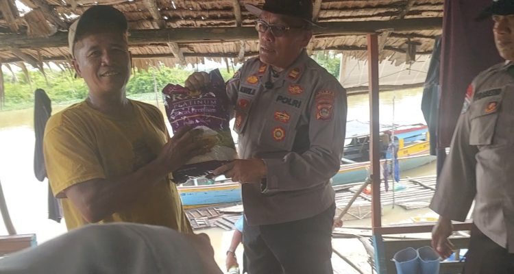 Patroli Terpadu Polres OKI: Jaga Lingkungan, Berdayakan Masyarakat di Aliran Sungai Lempuing