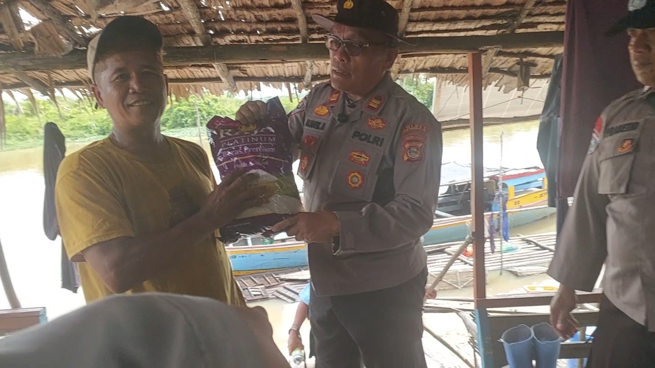 Patroli Terpadu Polres OKI: Jaga Lingkungan, Berdayakan Masyarakat di Aliran Sungai Lempuing