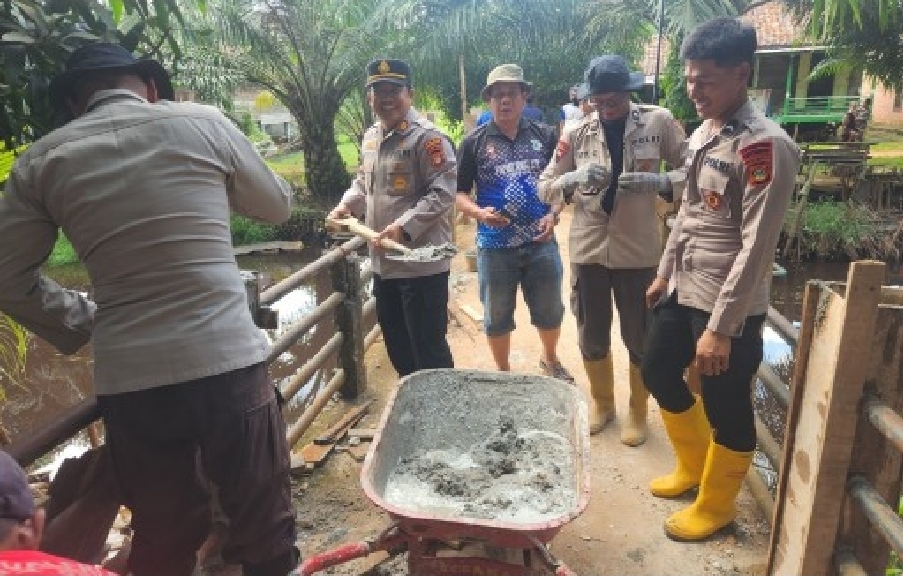 Sambut Hari Bhayangkara ke-80, Polres OKI dan Brimob Pulihkan Jembatan Vital Rusak 60 Persen Bersama Warga