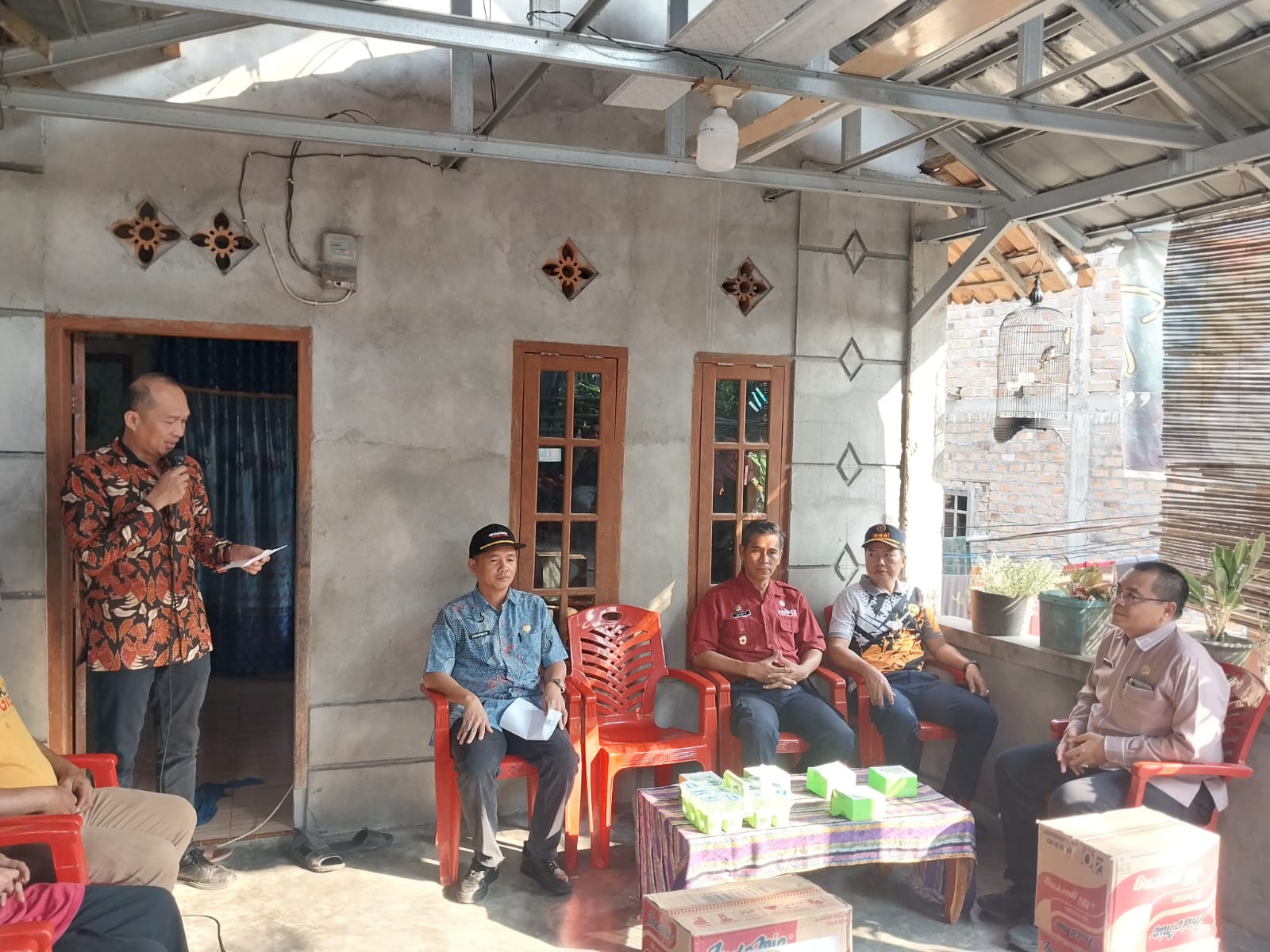 Sekda OKU Mewakili Bupati Salurkan Bantuan Bagi Korban Kebakaran Pasar Baru