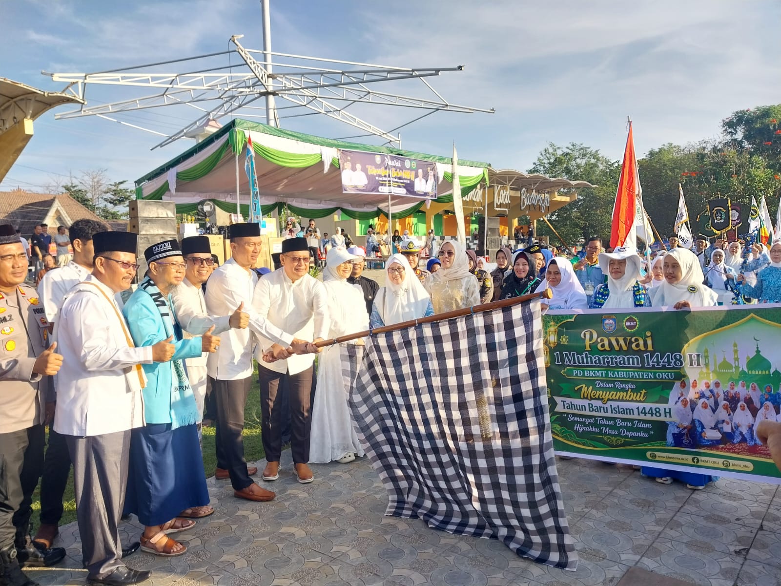 Lepas Pawai Tahun Baru Islam 1448 H, Bupati OKU Ajak Seluruh Warga Hijrah Menuju Perubahan yang Lebih Bermakna dan Berkualitas