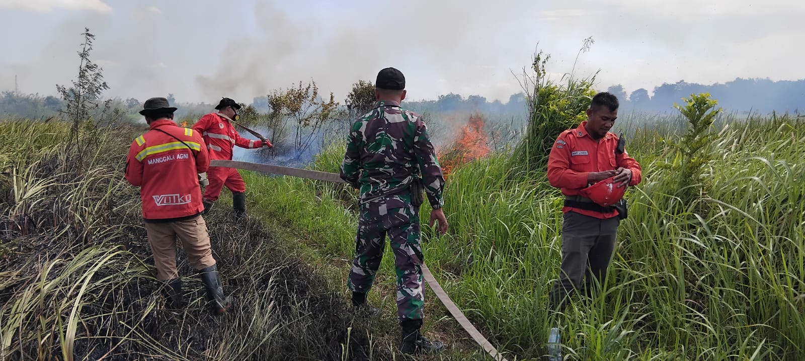 Kebakaran Lahan 2 Hektar Terjadi di Ogan Ilir – Respons Cepat TNI dan Unsur Terkait Cegah Perluasan Api